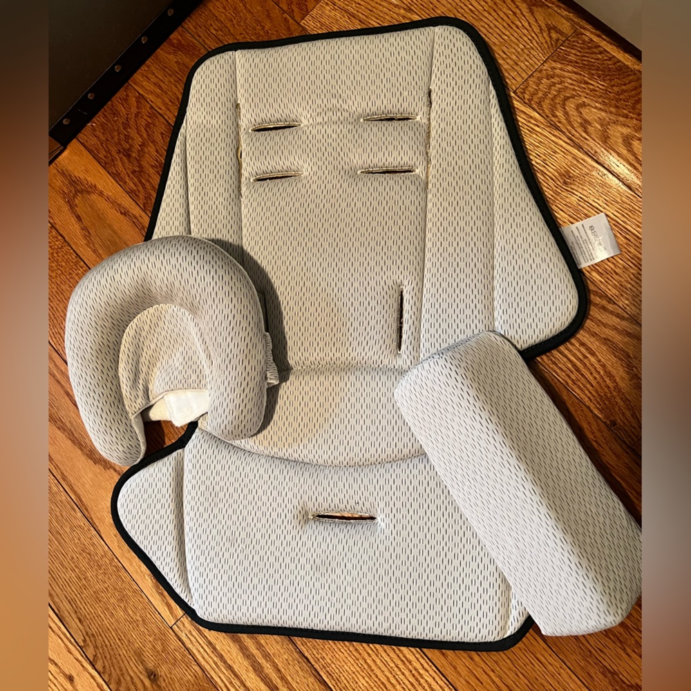 ❗️SOLD❗️EUC UPPABABY Infant Snug Seat